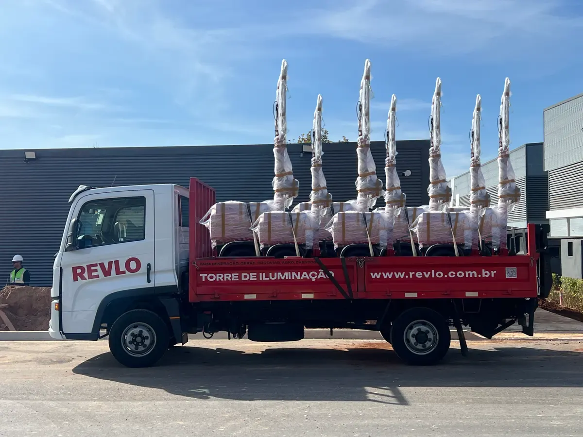 Expedição de torres de iluminação Revlo