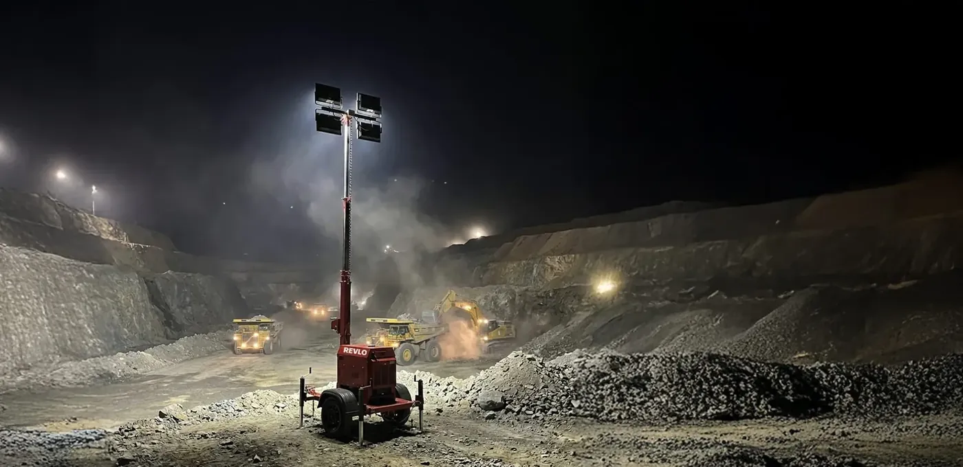Torre de iluminação Revlo em frente de mineração